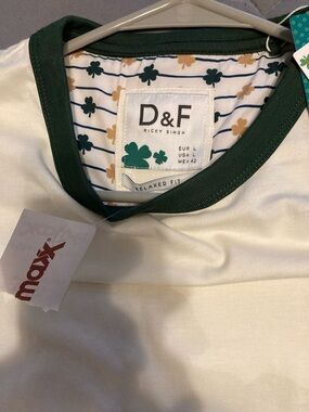 Men’s cream Tee with Green Trim